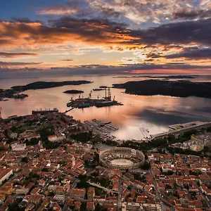 krevet i doručak Center With Free Parking, Pula